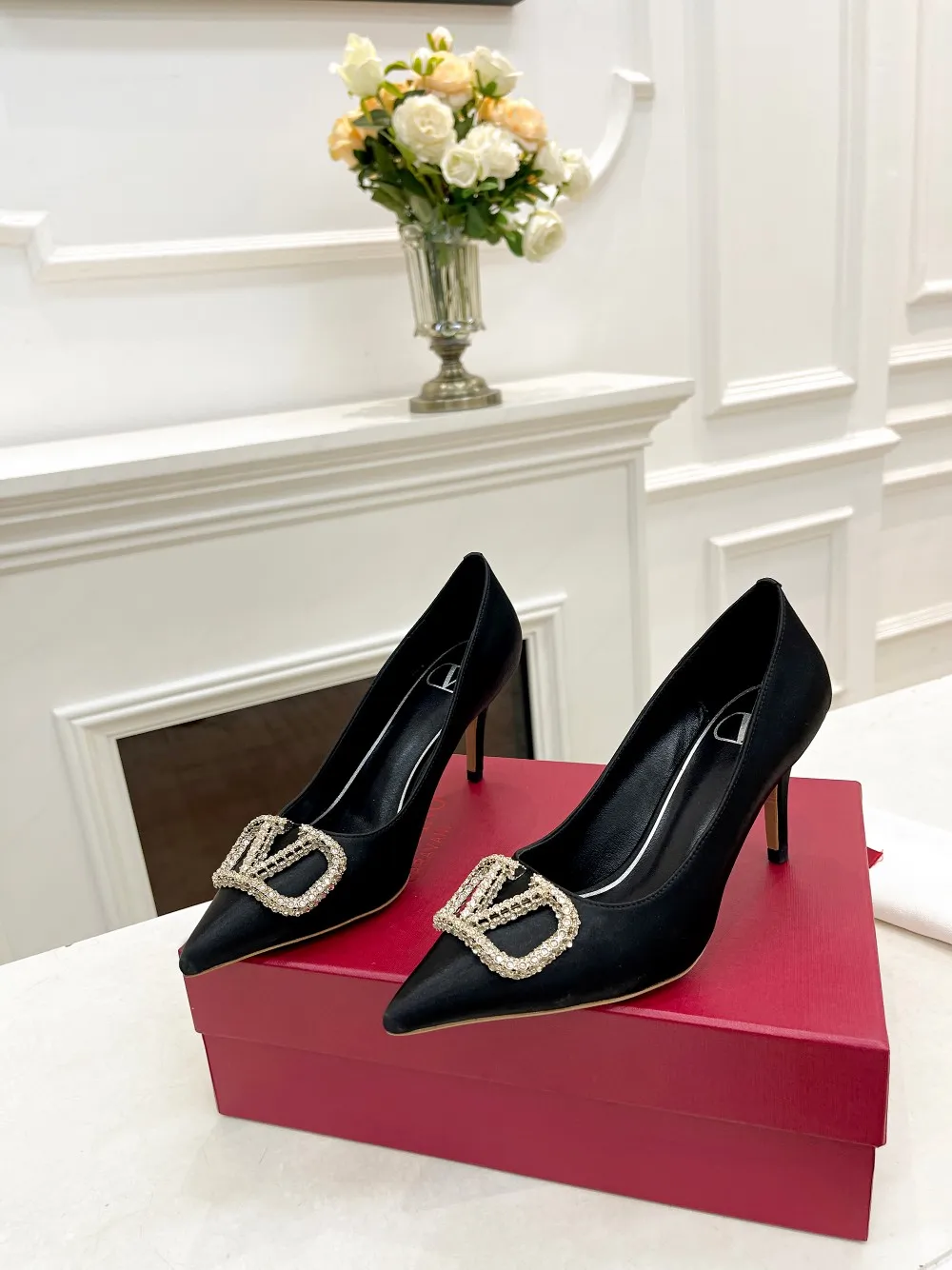 👟👟Ex-factory price 440👟👟 Genuine leather sole +40 Top version 𝑉𝐴𝐿𝐸𝑁𝑇𝐼𝑁𝑂 Valentino new spring and summer women's 8-color single shoes [Latest rhinestone buckle] brings out a full sense of luxury, and the new season will live up to expectations! Worth buying ★Absolutely high-grade❥Original method, Absolute sensibility❥Elegant style, No-frills walking artifact Code number: 35-41 (34-42 customized) Fabric: Imported silk Lining: Sheepskin lining Heel height: 4cm～7.5cm2⃣️A choice of leather outsole Rubber outsole